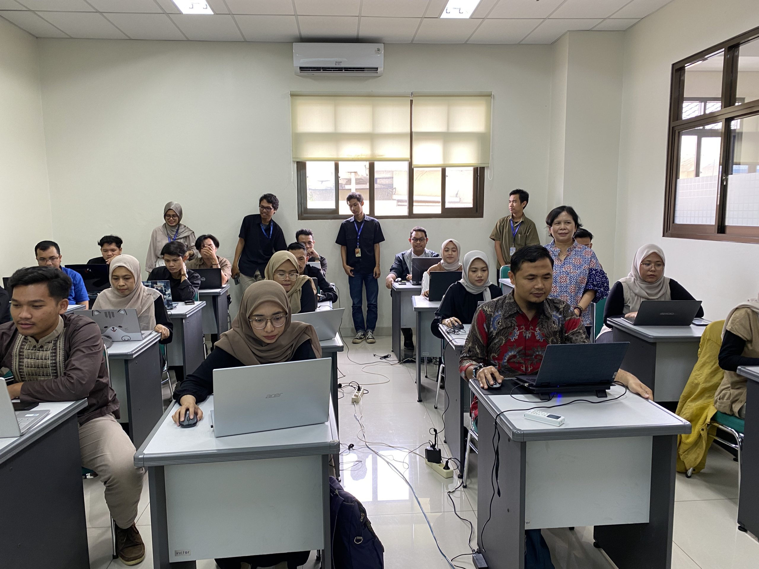 Pelatihan Sistem Informasi Geografis (GIS) Mahasiswa S-2 Program Studi Administrasi Pendidikan