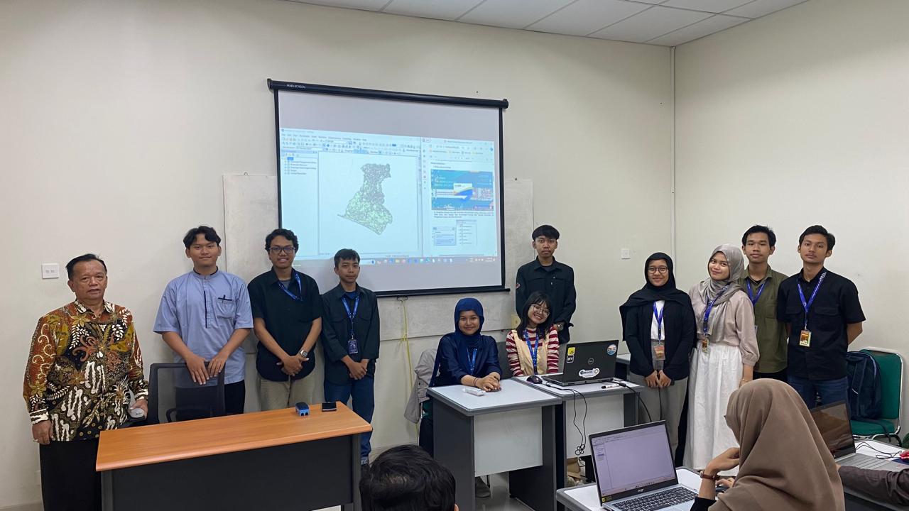Pelatihan Sistem Informasi Geografis (GIS) Mahasiswa S-2 Program Studi Administrasi Pendidikan