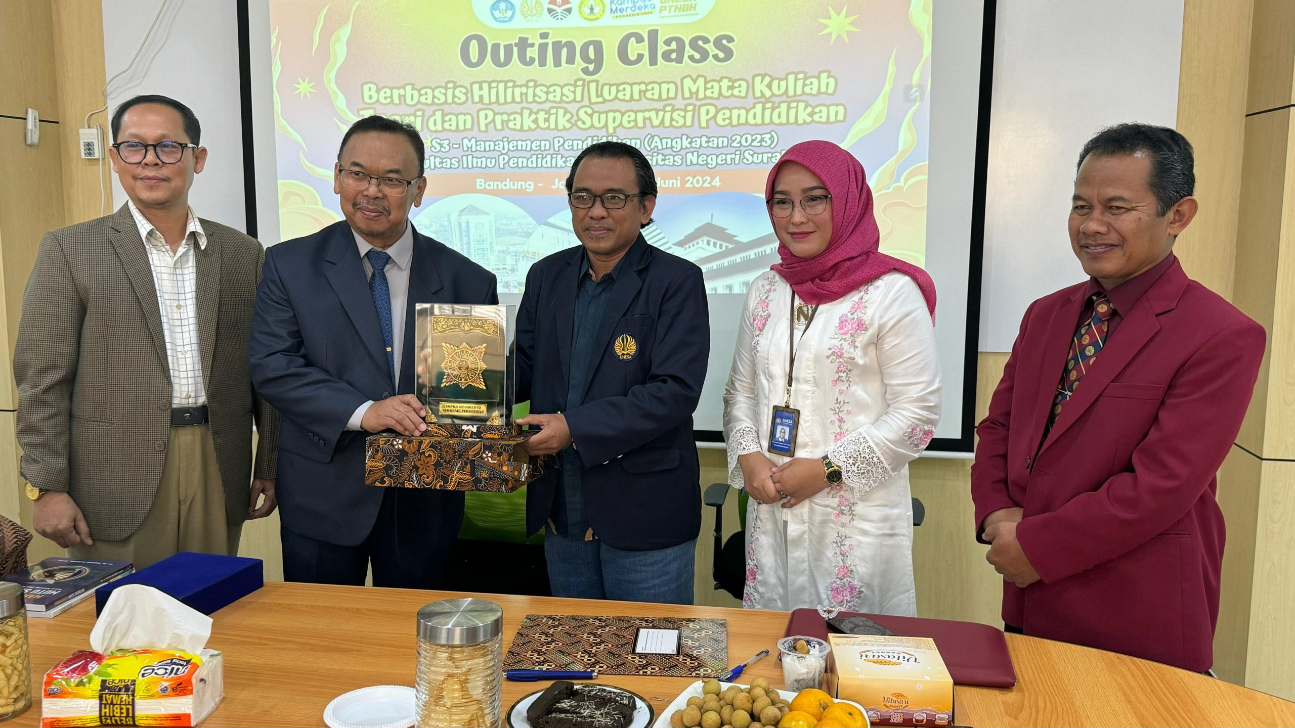 Kunjungan Outing Class Berbasis Hilirisasi Luaran Perkuliahan Program Studi S3 Manajemen Pendidikan Fakultas Ilmu Pendidikan Unesa Kunjungan Outing Class Berbasis Hilirisasi Luaran Perkuliahan Program Studi S3 Manajemen Pendidikan Fakultas Ilmu Pendidikan Unesa